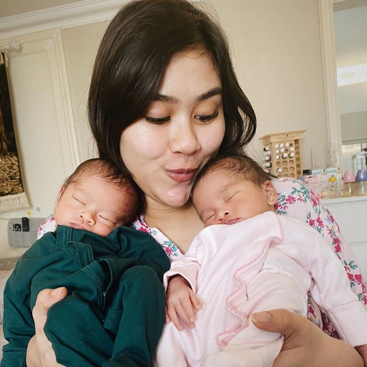 <p>Tidur Zayn dan Zunaira nyenyak banget, enggak tega ngebangunin nih. (Foto: Instagram @syahnazs)</p>