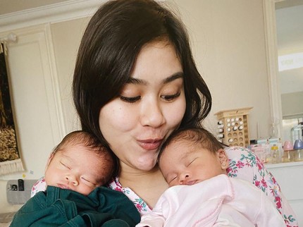 Cute! Momen Syahnaz Sadiqah Momong Si Kembar, Zayn dan Zunaira