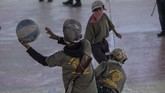 FOTO: Anak-anak Meksiko Angkat Senjata Lawan Geng Narkoba Anak-anak berusia lima sampai 15 tahun di Guerrero, Meksiko diajarkan angkat senjata sejak usia untuk menghalau kekerasan kartel narkoba.