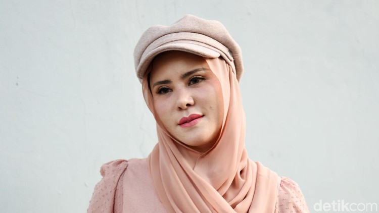 Jatuh Bangun Angel Lelga Mualaf, Dihina Keluarga & Rayakan Ramadhan
