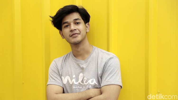 Karier Sukses, Bintang Film Dilan Ini Tak Ingin Ibunya Kembali Jadi TKW Mantan penyanyi cilik sekaligus pemain film Dilan, Debo Andryos tidak ingin ibunya kembali menjadi TKW. Ia berjanji untuk menanggung kebutuhan keluarganya.