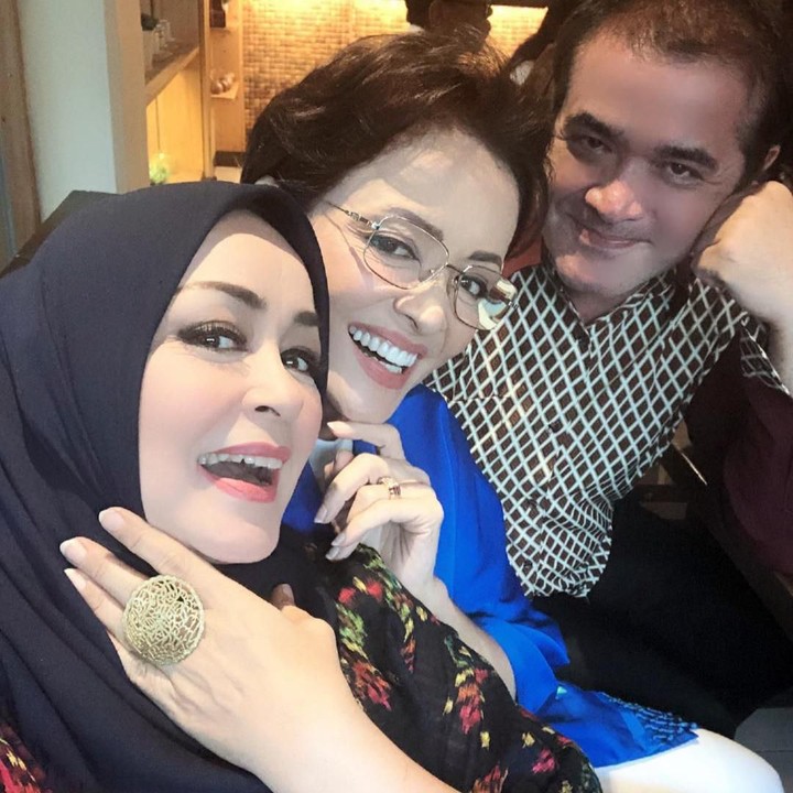 <p>Kompak, Minati dan Chintami bersama adik laki-laki mereka. "<em>Kami jaga amanah orang tua kami. Saling menyayangi, saling kompak, saling menghormati dan saling tolong menolong & saling mengingatkan. Aku bersyukur punya mereka @minatiatmanagara @abadi_atmanagara,</em>" tulis Chintami. [Foto: Instagram @chintamiatmanagara]</p>