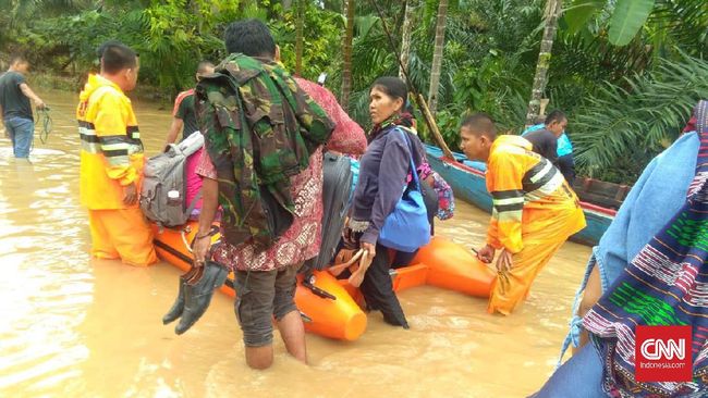 Banjir Bandang di Deli Serdang, 9 Orang Hanyut Banjir bandang yang disebabkan hujan deras yang terus menerus membuat sembilan orang hanyut terbawa Sungai Lau Tuntungan, Deli Serdang.