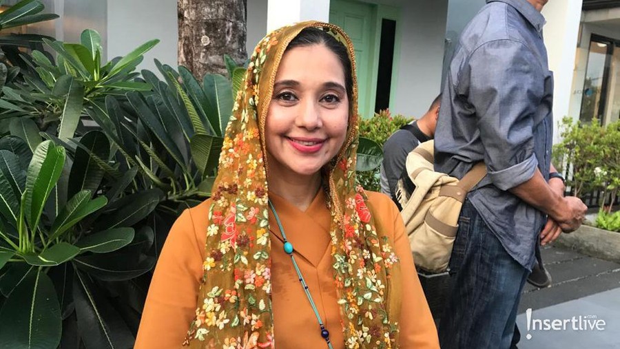 Ayu Azhari cerita jika sang anak, Sean Azad merasa sedih karena masalah keluarga dijadikan konsumsi publik.
