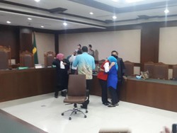 Ibunda Menangis-Peluk Lutfi Pembawa Bendera yang Dituntut 4 Bulan Bui