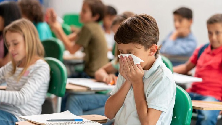 Sebelum memutuskan anak masuk atau tidak ke sekolah, kenali dulu sakit anak, Bunda. Berikut jenis penyakit yang bikin anak sebaiknya tidak pergi ke sekolah.