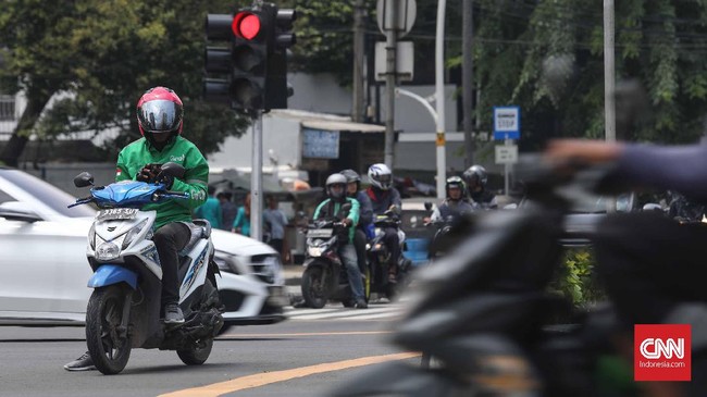 Jokowi memberi peluang untuk menggratiskan biaya pembuatan SIM kepada warga miskin.