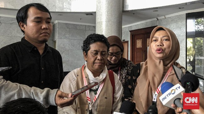 MK menolak gugatan tentang frasa 'atau sudah/pernah kawin' dalam pasal 1 UU Pilkada. MK berpendapat tingkat kedewasaan seseorang tak ditentukan usia.