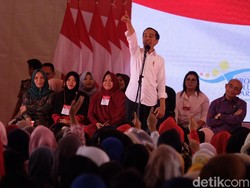 Serahkan PKH di Cimahi, Jokowi Cerita Masa Kecil Makan Telur Dibagi 4