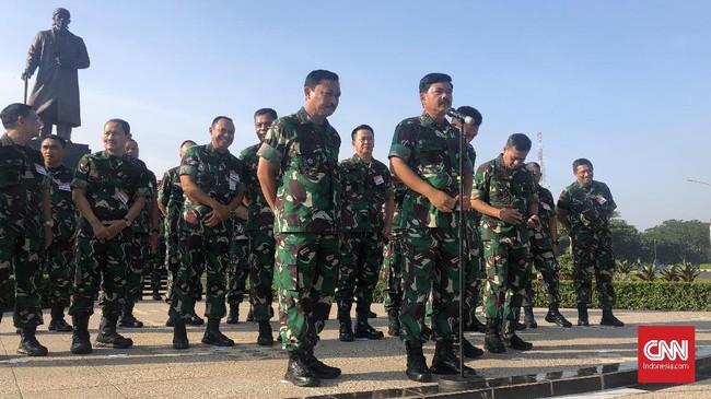Panglima TNI Marsekal Hadi Tjahjanto melakukan mutasi terhadap 74 perwira tinggi TNI AD, 82 TNI AL, dan 23 TNI AU.