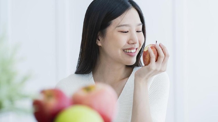 Buah-buahan dipercaya bisa menggantikan nutrisi yang ada di sayuran, terutama sayur rebus. Berikut penjelasan ahli untuk Bunda yang enggak suka makan sayur.