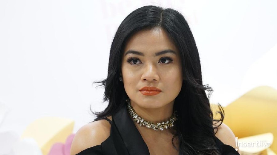 Titi Kamal lakukan kebersihan dengan eksta di tengah wabah virus corona.