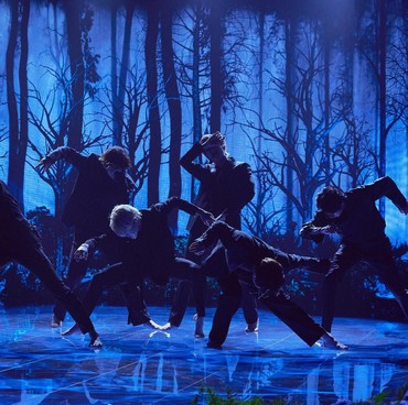 ARMY Histeris BTS Perdana Tampilkan 'Black Swan' tanpa Alas Kaki