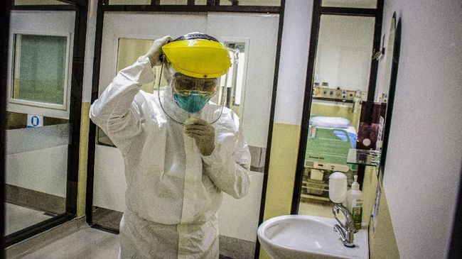 Petugas medis menggunakan pakaian pelindung saat mengontrol ruangan khusus untuk wabah Virus Corona di Ruangan Isolasi Infeksi Khusus Kemuning Rumah Sakit Dokter Hasan Sadikin (RSHS), di Bandung, Jawa Barat, Jumat (24/1/2020). RSHS menyiapkan ruangan inap khusus dengan lima tempat tidur serta Tim Dokter dan petugas medis khusus yang siap siaga jika ada pasien suspek atau terinfeksi Virus Corona. ANTARA FOTO/Novrian Arbi/ama.