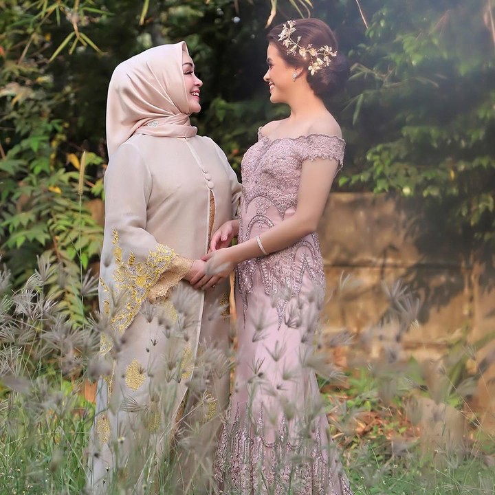 <p>Yang ini Chintami pose bareng putri bungsu Minati, Cantika Ramona Felder. Sama cantiknya ya! [Foto: Instagram @chintamiatmanagara]</p>