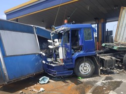 Kecelakaan di Gerbang Tol Halim, Truk Kontainer Tabrak Gardu Tol