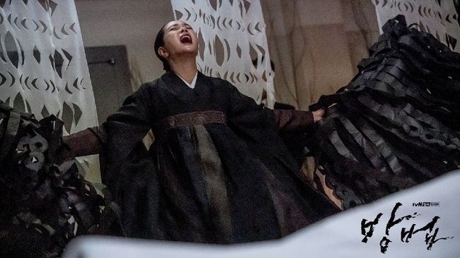 Sinopsis The Cursed, Drama Perdana Sutradara Train to Busan Sutradara Train to Busan, Yeon Sang-ho masih bermain dengan rasa takut dan ketegangan seperti yang tergambar dalam drama The Cursed.