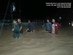 Sungai Sirahar Barus Meluap, Warga Tapteng Sumut Mengungsi