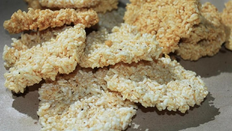 Menggoreng rengginang butuh teknik tertentu supaya mengembang dan renyah, Bun. Simak tips menggoreng rengginang supaya mengembang dan renyah berikut ini yuk.