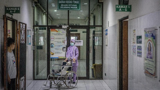 Petugas medis keluar dari ruang isolasi khusus untuk pasien airborne yang disiapkan Rumah Sakit Umum Daerah (RSUD) Dr. Moewardi, Solo, Jawa Tengah, Senin (27/1/2020). Untuk mengantisipasi penyebaran Virus Corona dari Tiongkok melalui Bandara Adi Soemarmo, RSUD Dr. Moewardi Solo menyiapkan tim khusus yaitu Severe Acute Respiratory Infection (SARI) yang bertugas menangani pasien terduga dan ruang isolasi khusus untuk pasien dugaan terjangkit Virus Corona. ANTARA FOTO/Mohammad Ayudha/ama.