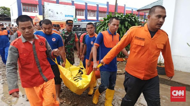 Banjir yang merendam enam kecamatan di Tapanuli Tengah membuat tujuh orang meninggal dunia, lima di antaranya akibat tertimbun longsor.