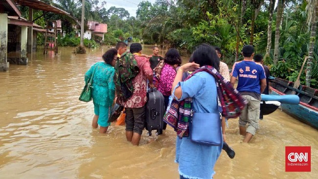 Ratusan rumah di empat desa tak jauh dari lokasi wisata di Sibolangit, Sumatera Utara terdampak banjir bandang. Pipa air bersih milik Bumdes rusak parah.