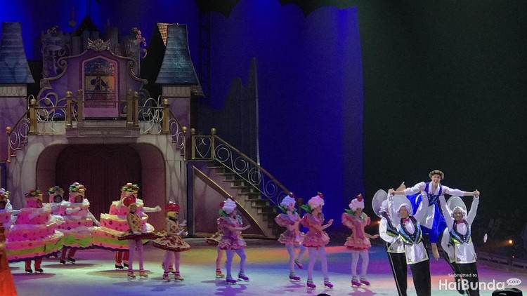 Bunda masih ingat dengan karakter Disney? Hari ini mereka menghibur anak-anak di dengan pertunjukan tarian, lagu, dan ice skating lho. Seperti apa keseruannya?
