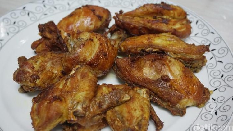Ayam goreng bumbu kuning enak dimakan dengan nasi hangat. Agar hasilnya empuk, gurih, renyah di luar, serta berwarna coklat keemasan ikuti tips berikut ini!
