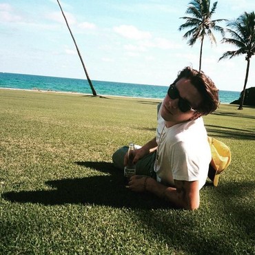 Brooklyn Beckham Pamer Tato Tiga Nama Saudaranya di Jari Tangan