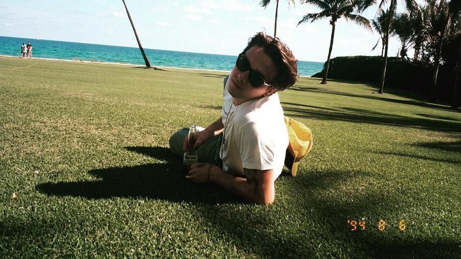 Brooklyn Beckham Pamer Tato Tiga Nama Saudaranya di Jari Tangan Brooklyn Beckham terlihat memamerkan sejumlah tato baru di jari tangannya.