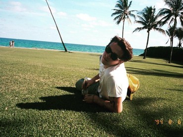 img-title Brooklyn Beckham Pamer Tato Tiga Nama Saudaranya di Jari Tangan