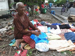 Menjanda Sejak Muda, Mbah Salami Penjual Baju Bekas Biasa Mandiri