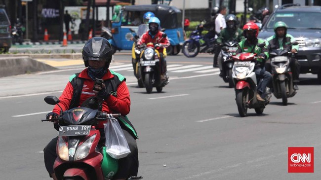 Aturan sistem tilang elektronik sepeda motor bisa diperluas dengan menjerat pengendara motor yang bermain telepon genggam.
