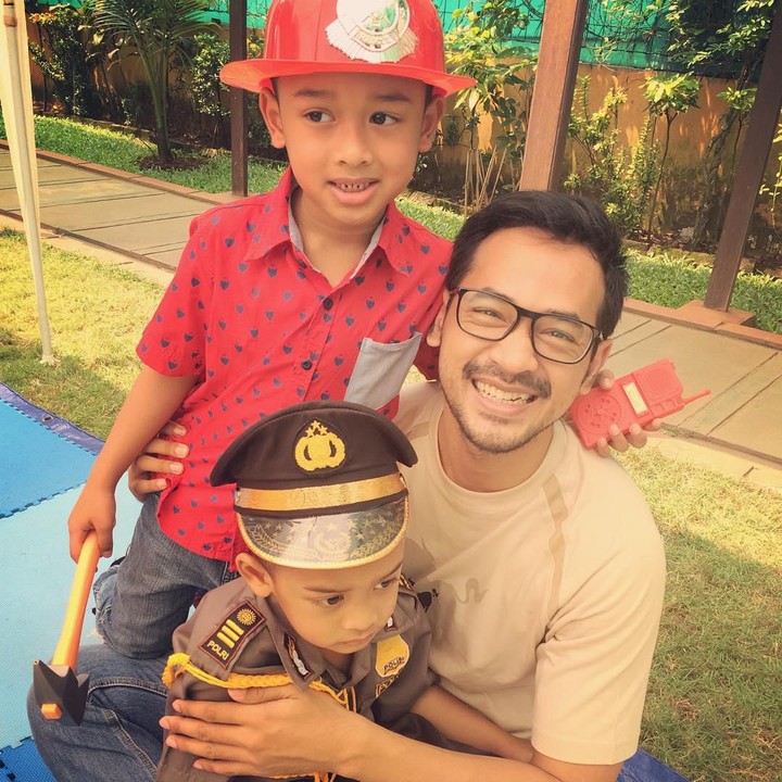 <p>Oka Antara sangat dekat dan akrab dengan ketiga anaknya, Bunda. (Foto: Instagram @oks_antara)</p>