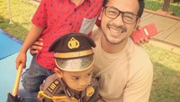 <p>Oka Antara sangat dekat dan akrab dengan ketiga anaknya, Bunda. (Foto: Instagram @oks_antara)</p>