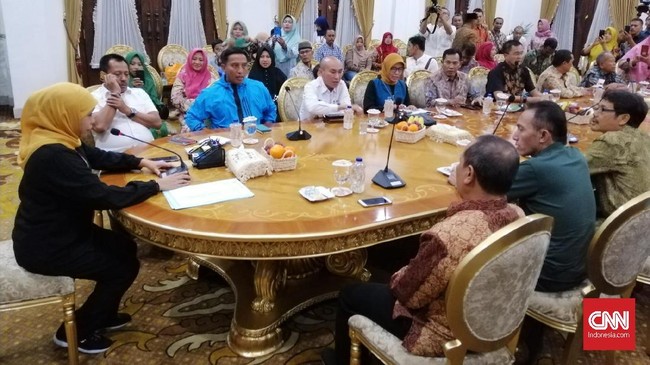 Banyak keluarga mahasiswa yang tak kuasa menahan tangis saat bertemu Gubernur Jatim Khofifah Indar Parawanasa karena tak ada kepastian evakuasi WNI dari Wuhan.