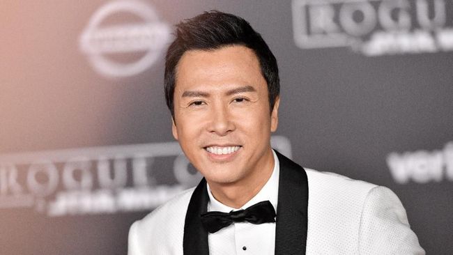 Bintang film Ip Man, Donnie Yen langsung menjalani karantina mandiri selama 14 hari begitu tiba di Hong Kong setelah bepergian dari luar negeri.