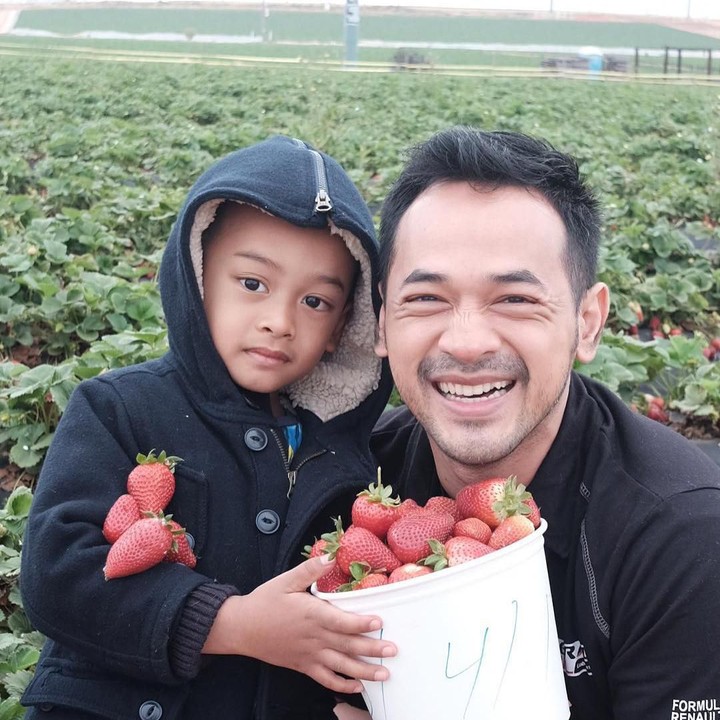 <p>Liburan memetik strawberry. Seru banget! (Foto: Instagram @oks_antara)</p>