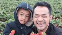 <p>Liburan memetik strawberry. Seru banget! (Foto: Instagram @oks_antara)</p>