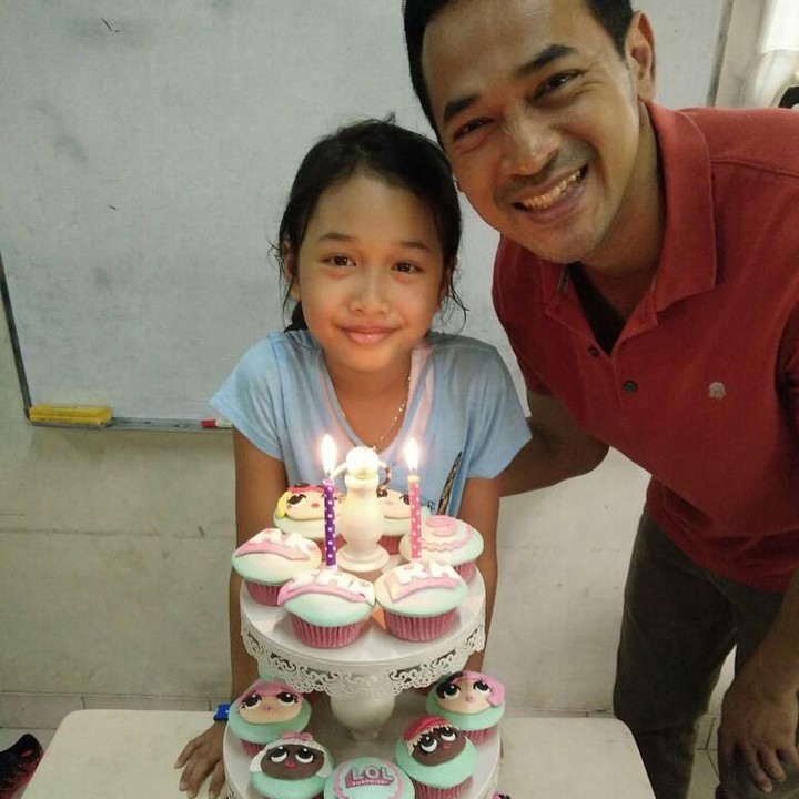 <p>Sweet banget nih, Ayah Oka menyempatkan waktu dengan memberikan kejutan ulang tahun untuk Raia di sekolah. (Foto: Instagram @oks_antara)</p>