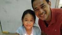 <p>Sweet banget nih, Ayah Oka menyempatkan waktu dengan memberikan kejutan ulang tahun untuk Raia di sekolah. (Foto: Instagram @oks_antara)</p>