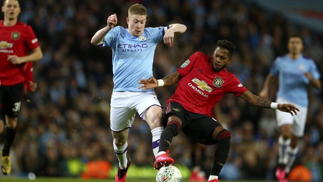 Manchester City's Kevin De Bruyne, center left, vies for the ball with Manchester United's Fred during the English League Cup semifinal second leg soccer match between Manchester City and Manchester United at Etihad stadium in Manchester, England, Wednesday, Jan. 29, 2020. (AP Photo/Dave Thompson)