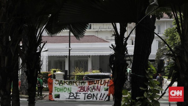 Walhi aksi protes revitalisasi Monas oleh Anies Baswedan yang mengorbankan ruang terbuka hijau (RTH) karena 190 pohon ditebang demi pembuatan plaza dan kolam.