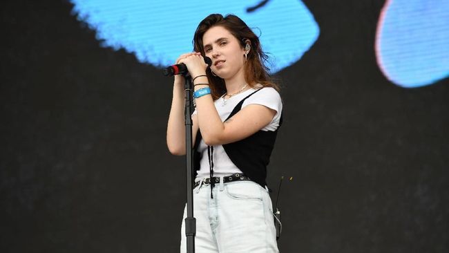 Penyanyi pop alternatif Clairo mengumumkan kepada seluruh penggemarnya akan berhenti sejenak dari media sosial pada Kamis (30/1).