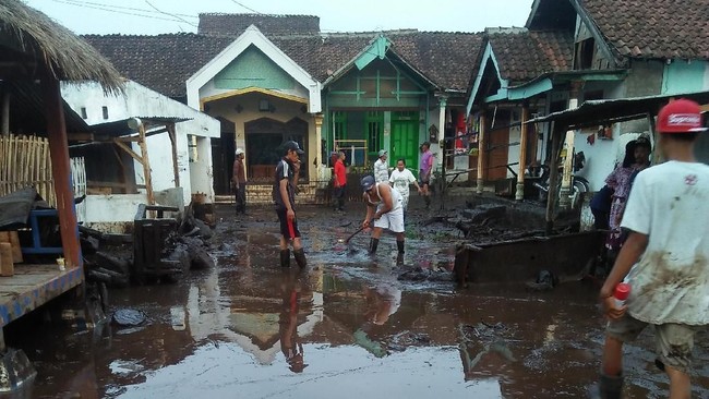 BNPB menyebut banjir bandang Bondowoso membuat lima rumah rusak berat, 214 rumah terendam, dan 856 orang mengungsi.
