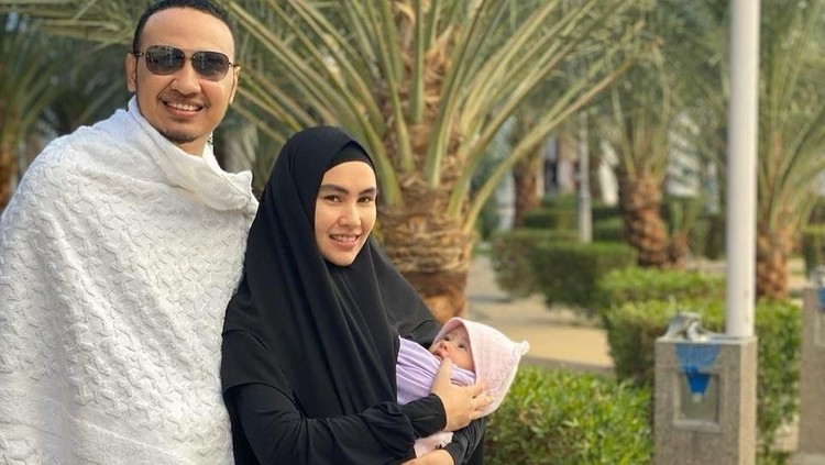 Kartika Putri dan putrinya saat umrah Kartika Putri dan putrinya saat umrah