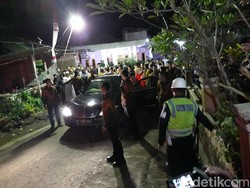 Usai Jadi Saksi Nikah Putra KH Dimyati Rois, Jokowi Bagi-bagi Kaus