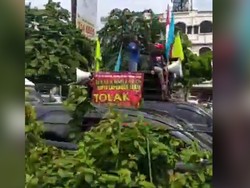 Video Pedemo Bikin Tol Kebon Jeruk Macet Panjang!
