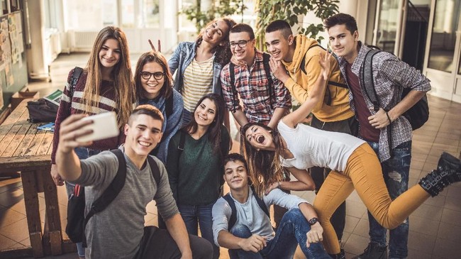 Milenial dan gen Z tak mau beramal sekadar mendonasikan uang, mereka ingin terlibat langsung mengatasi masalah bak aktivis sosial.