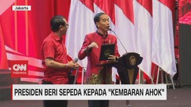VIDEO: Presiden Beri Sepeda Kepada 
